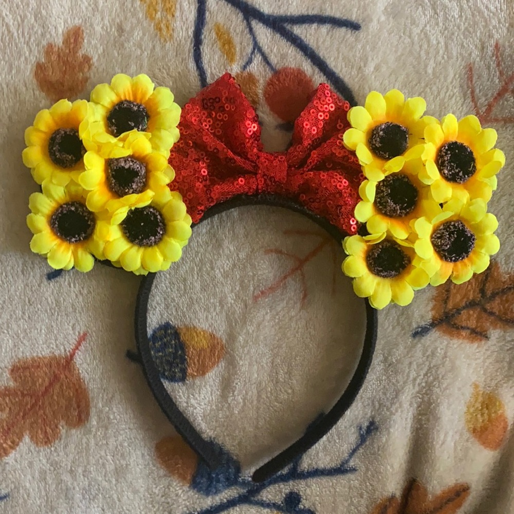 Minnie Mouse sunflower ears and a tutu size 5t